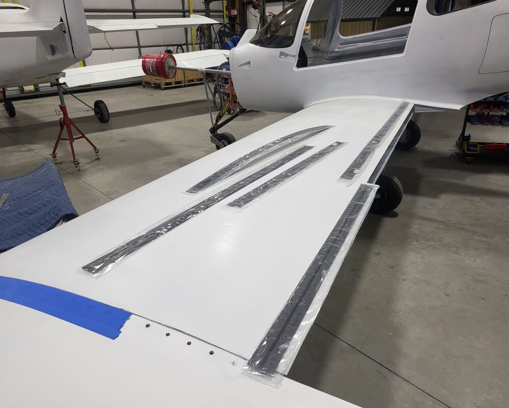 Composite hinge on an aircraft wing control surface